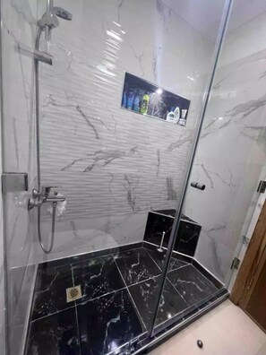 Ducha, secador de pelo, toallas