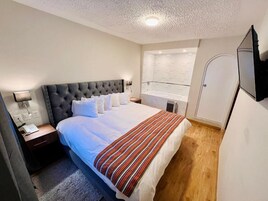 Escritorio, espacio para trabajar con laptop y wifi gratis 