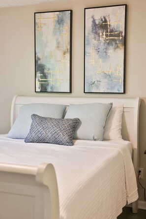 3 habitaciones, tabla de planchar con plancha y cuna de viaje