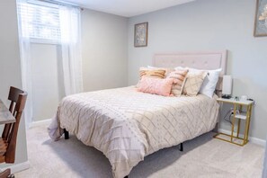 4 slaapkamers, een bureau, een strijkplank/strijkijzer, reisbedje