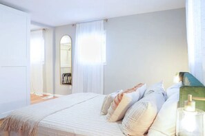 4 chambres, bureau, fer et planche à repasser, lit de bébé portatif