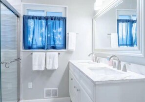 Een haardroger, handdoeken, zeep, shampoo