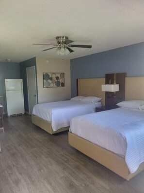 1 habitación, escritorio y espacio para trabajar con laptop 