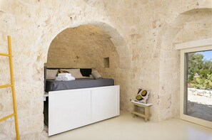 Tabla de planchar con plancha, wifi gratis y ropa de cama 