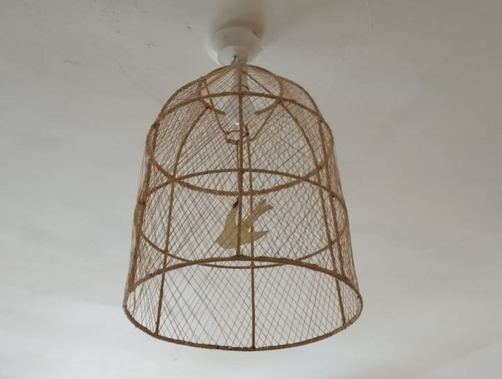 Un luminaire suspendu au design géométrique.