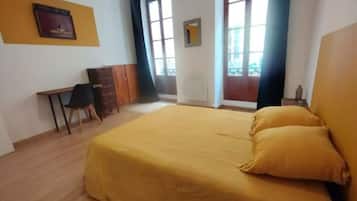 2 slaapkamers, een bureau, reisbedje, wifi