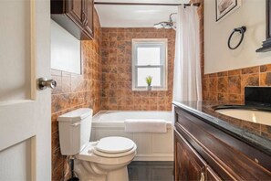 Jetted tub, hair dryer, towels, soap - Family Affair in Philly Suburbs - Free Parking (Clifton Heights)