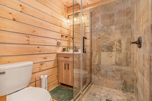 Dusche, Haartrockner, Handtücher, Shampoo