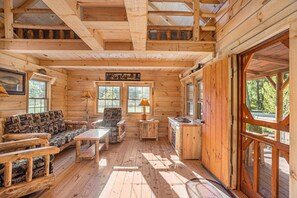 Smart-TV, Kamin, DVD-Player, Bücher