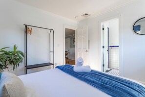 3 Schlafzimmer, Schreibtisch, Bügeleisen/Bügelbrett, Reisekinderbett