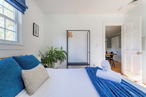 3 chambres, bureau, fer et planche à repasser, lit parapluie