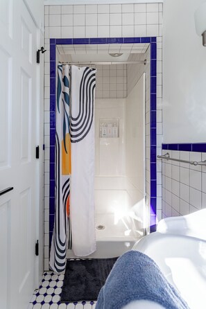 Dusche, Haartrockner, Handtücher, Seife