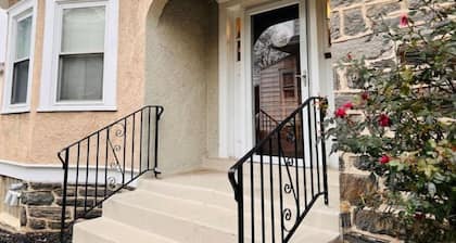 Stylish 3 bedroom in Suburbs | Very Walkable Area