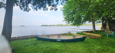 Cozy Lakefront Cottage in Kawartha Lakes