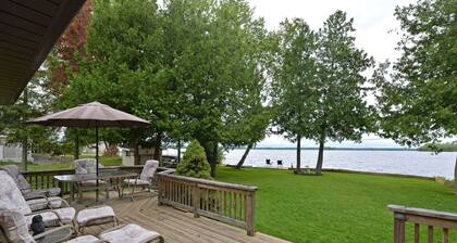 Cozy Lakefront Cottage in Kawartha Lakes