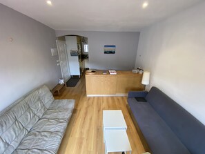 TV - Beach House en Triplex a 5 Minutes de la Plage (Roses)