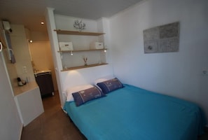 3 bedrooms, in-room safe, bed sheets