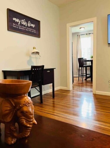 New Spacious Stylish King Bed Apt - Free Parking