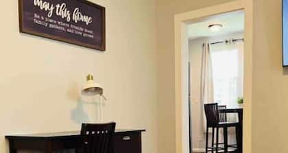 New Spacious Stylish King Bed Apt - Free Parking