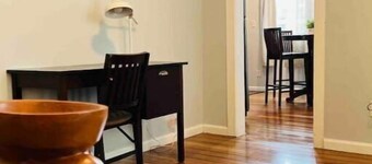 New Spacious Stylish King Bed Apt - Free Parking