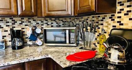 New Spacious Stylish King Bed Apt - Free Parking