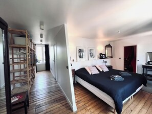 3 間睡房、書桌、熨斗/熨衫板、可攜式嬰兒床