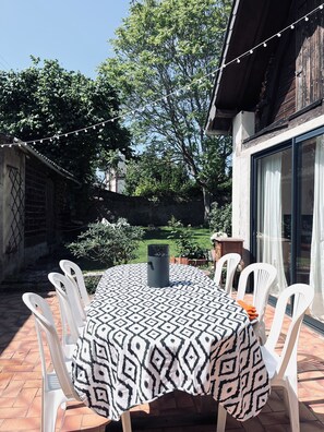 Outdoor dining - Maison de Ville en Plein Centre Historique (Dives-sur-Mer)