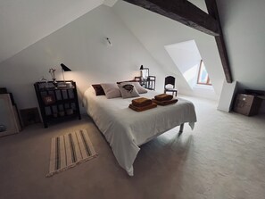 3 bedrooms, desk, iron/ironing board, travel cot