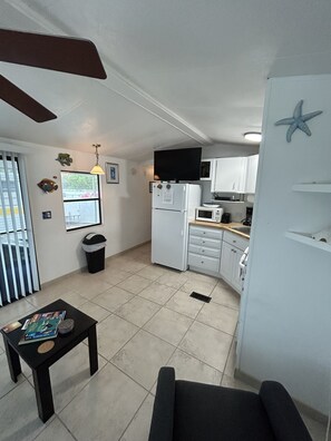 Fridge, microwave, oven, stovetop - Cozy Venture Out Cottage (Cudjoe Key)