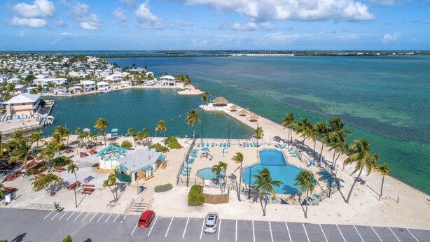A resort with a pool area, beach, and ocean views. - Cozy Venture Out Cottage (Cudjoe Key)