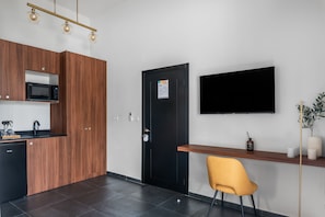 Room, 1 Queen Bed, Balcony, Garden View | Private kitchenette | Mini-fridge, microwave, coffee/tea maker, electric kettle - Domus Carmel Hotel (Haifa)