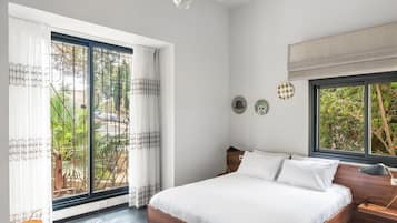 Room, 1 Queen Bed, Balcony, Garden View | 1 bedroom, desk, laptop workspace, soundproofing