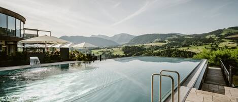 2 Innenpools, Außenpool, Sonnenschirme, Liegestühle