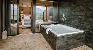 Minibar, coffres-forts dans les chambres, rideaux occultants