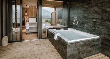 Een minibar, een kluis op de kamer, verduisterende gordijnen, reisbedje