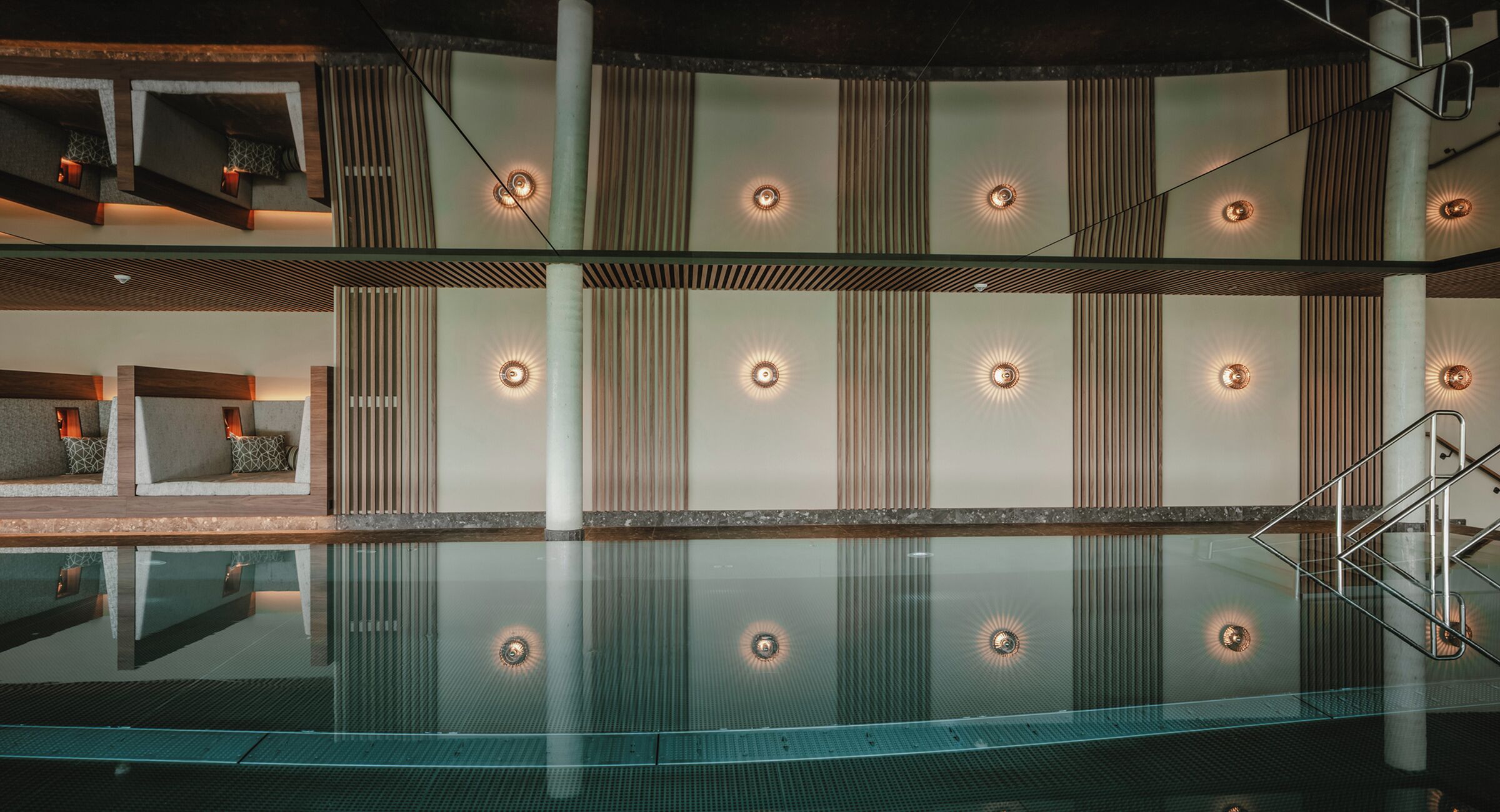 2 座室內游泳池和室外游泳池，開放時間為 07:00 至 20:00，提供泳池遮陽傘和日光浴躺椅