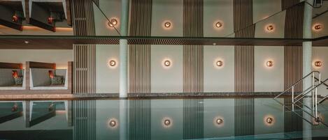 2 albercas techadas, alberca al aire libre y sombrillas en la alberca