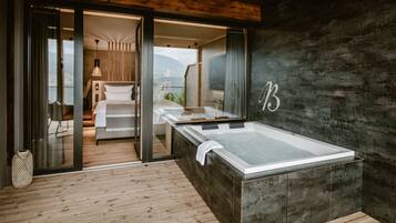 Exclusive Suite | Minibar, in-room safe, blackout drapes, soundproofing