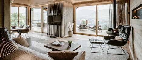 Luksuskattohuoneisto | Oleskelualue | 58–tuumainen taulutelevisio, jossa kaapelikanavat