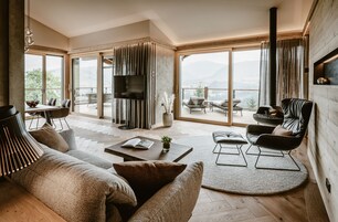 Luxe penthouse | Woonruimte | Een 58-inch flatscreentelevisie met kabelzenders en een televisie