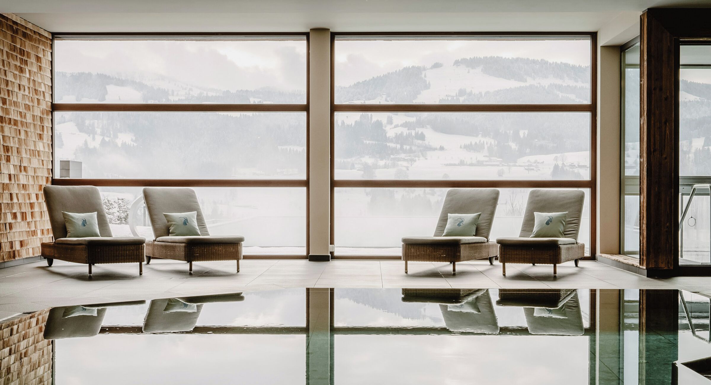 2 piscines couvertes, piscine extérieure, parasols de plage