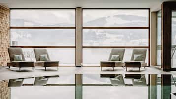 2 piscines couvertes, piscine extérieure, parasols de plage