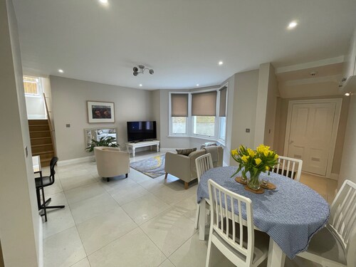 Beautifully appointed One Bed Apartment. Near Richmond Park, and Kew Gardens.