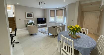 Beautifully appointed One Bed Apartment. Near Richmond Park, and Kew Gardens.