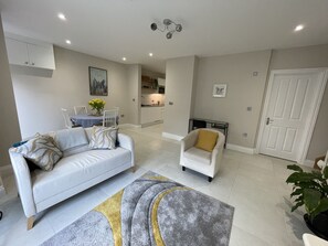 Smart TV - Beautifully appointed One Bed Apartment. Near Richmond Park, and Kew Gardens. (Twickenham)