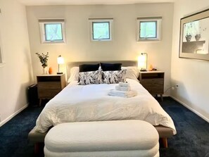 3 عدّة غرف نوم ومكواة/لوح كي وواي فاي وملاءات أسرّة