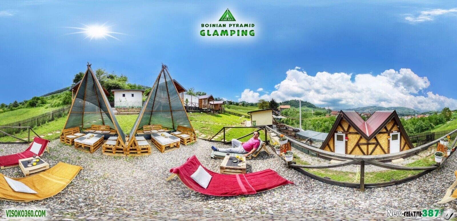 Un lugar para glamping con estructuras de madera, hamacas y una vista despejada del paisaje circundante.