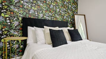 4 bedrooms, desk, iron/ironing board, travel crib