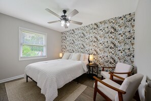 4 habitaciones, escritorio y tabla de planchar con plancha 