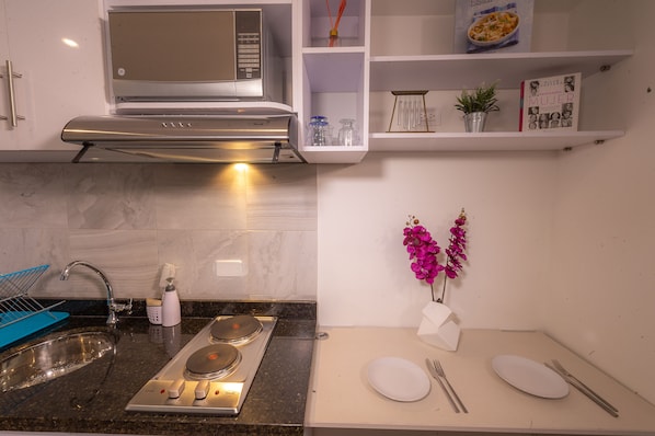 Fridge, microwave, stovetop, coffee/tea maker